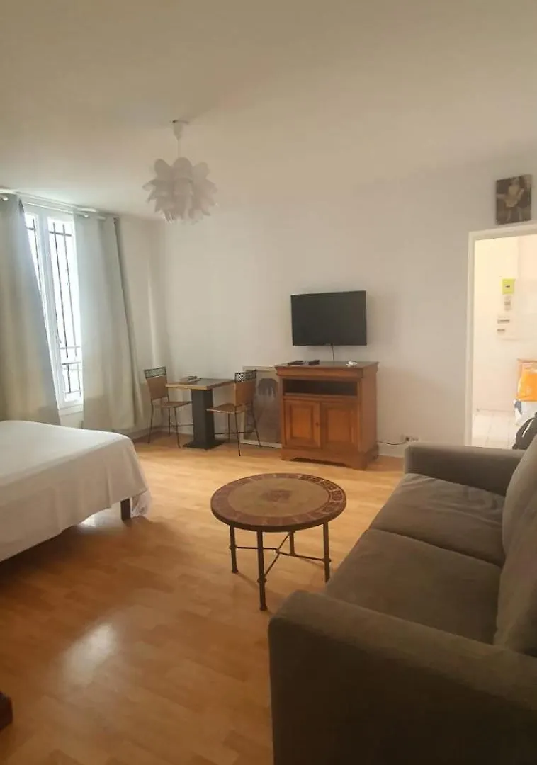 Apartment Appartement Proche Du Moulin Rouge Et De La Gare Saint Lazare Et Des Grands Magasins Galeries Lafayette Paris France